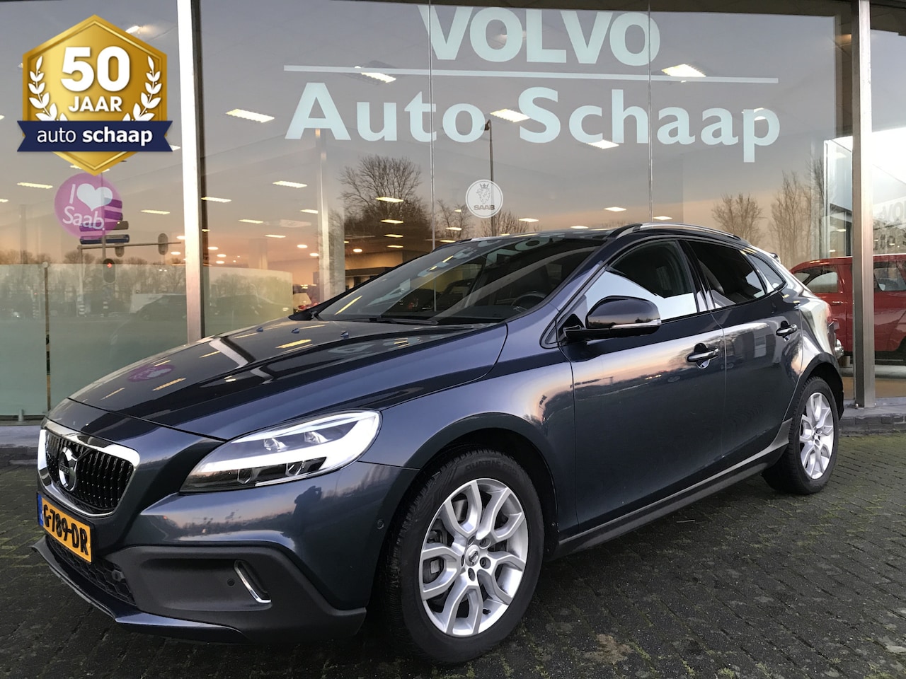Volvo V40 Cross Country - 1.5 T3 Polar+ Luxury Automaat | Rijklaar incl 12 mnd Bovag | Panoramadak Keyless entry Dar - AutoWereld.nl