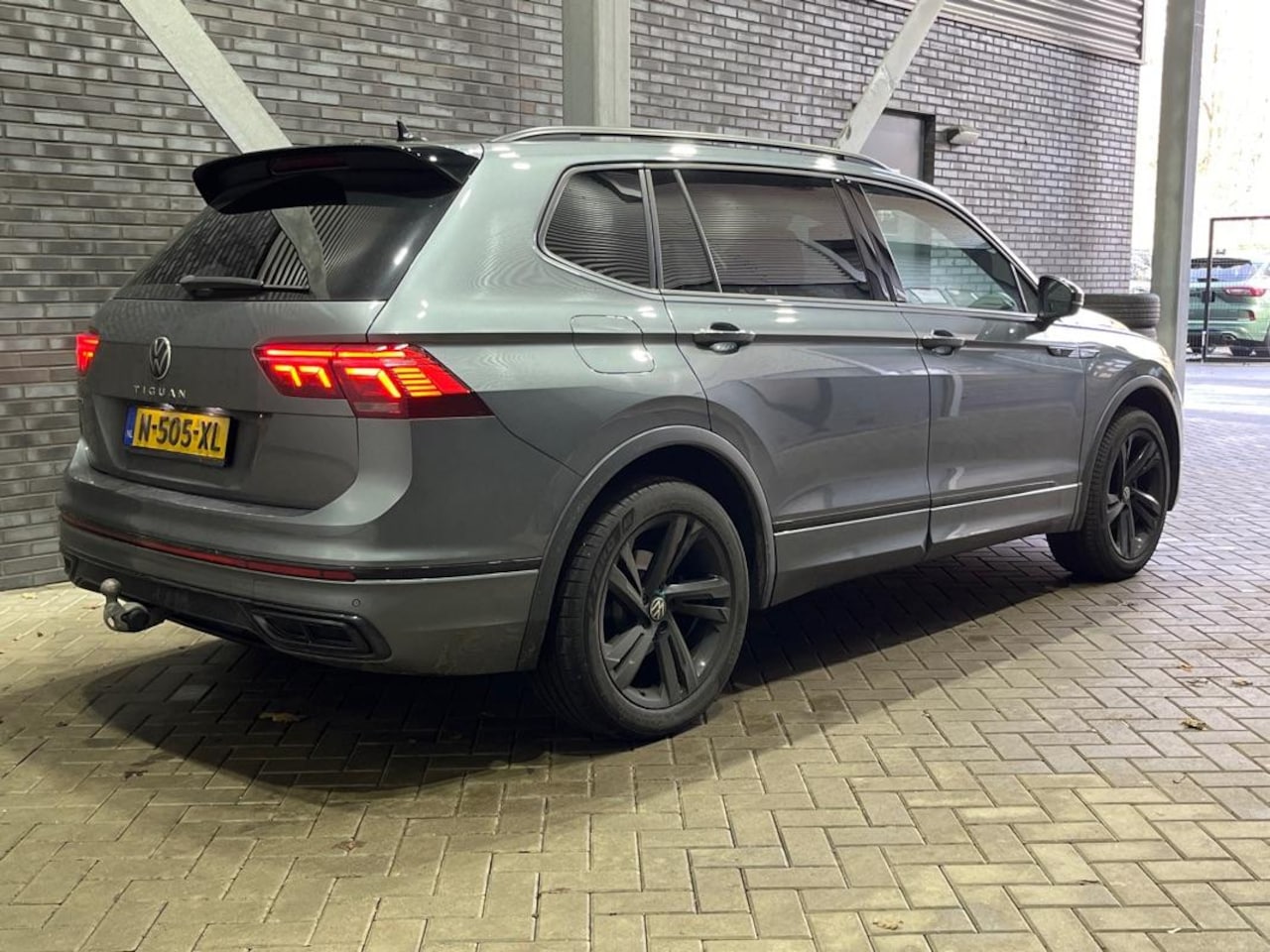 Volkswagen Tiguan Allspace - 1.5 TSI R-Line Business+ | 7P | Panoramadak | Trekhaak | ACC | Stoel+Stuurverwarming | Cam - AutoWereld.nl