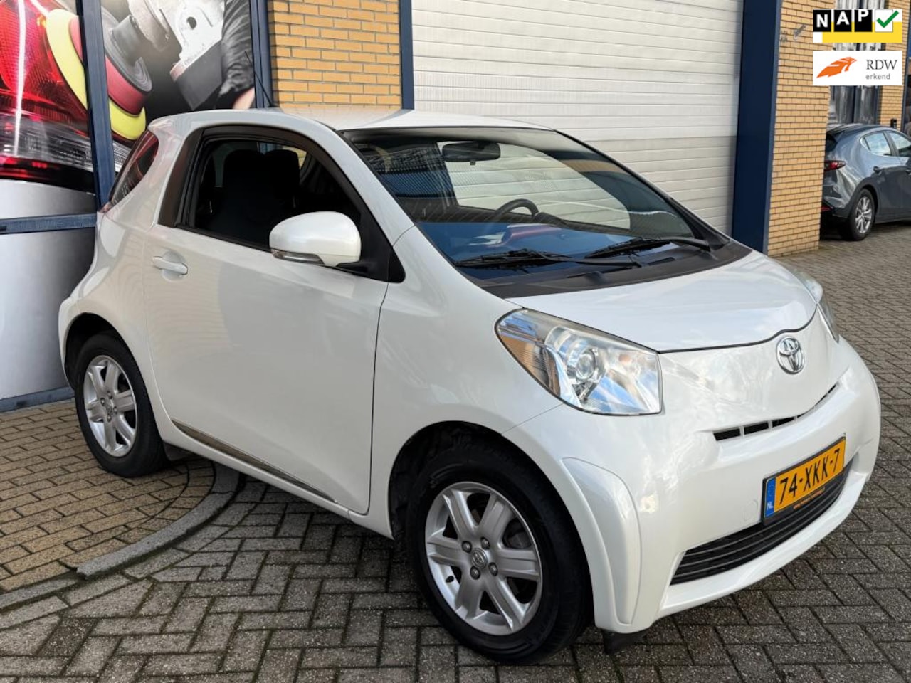 Toyota iQ - 1.0 VVTi Comfort 1.0 VVTi Comfort, airco, lichtmetaal, apk, nap, automaat, stadsauto, inruil mogelijk. - AutoWereld.nl