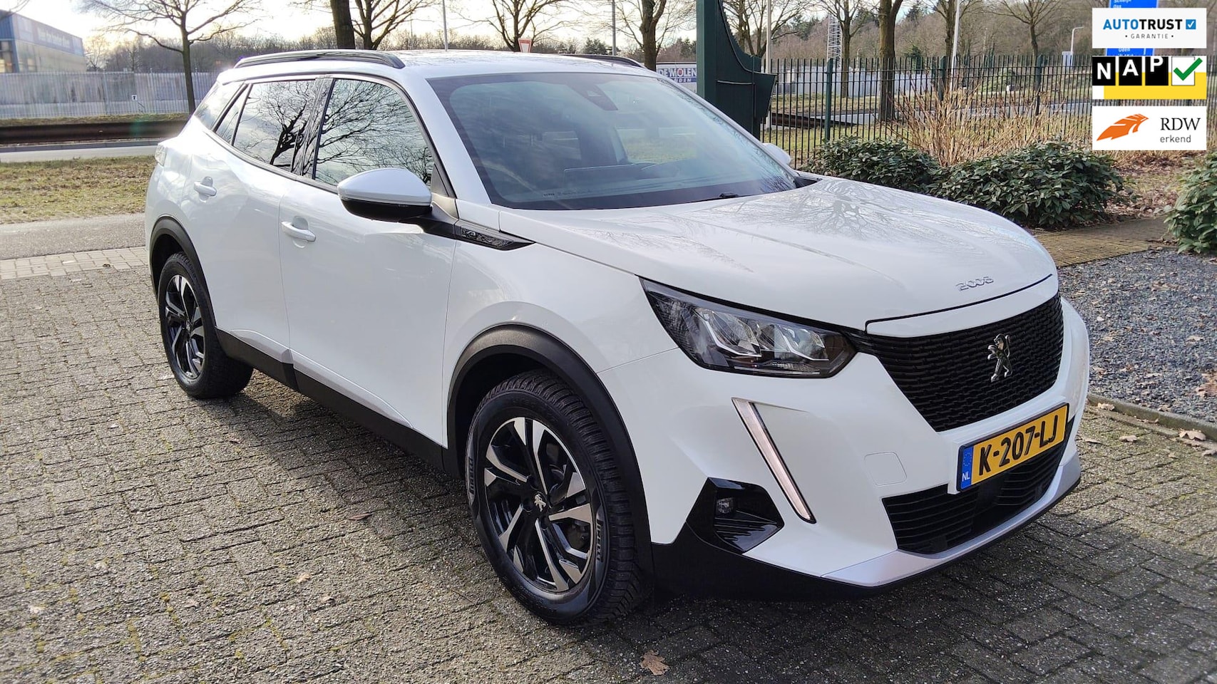 Peugeot e-2008 - EV Allure 50 kWh 3-d Cockpit , Camera - AutoWereld.nl