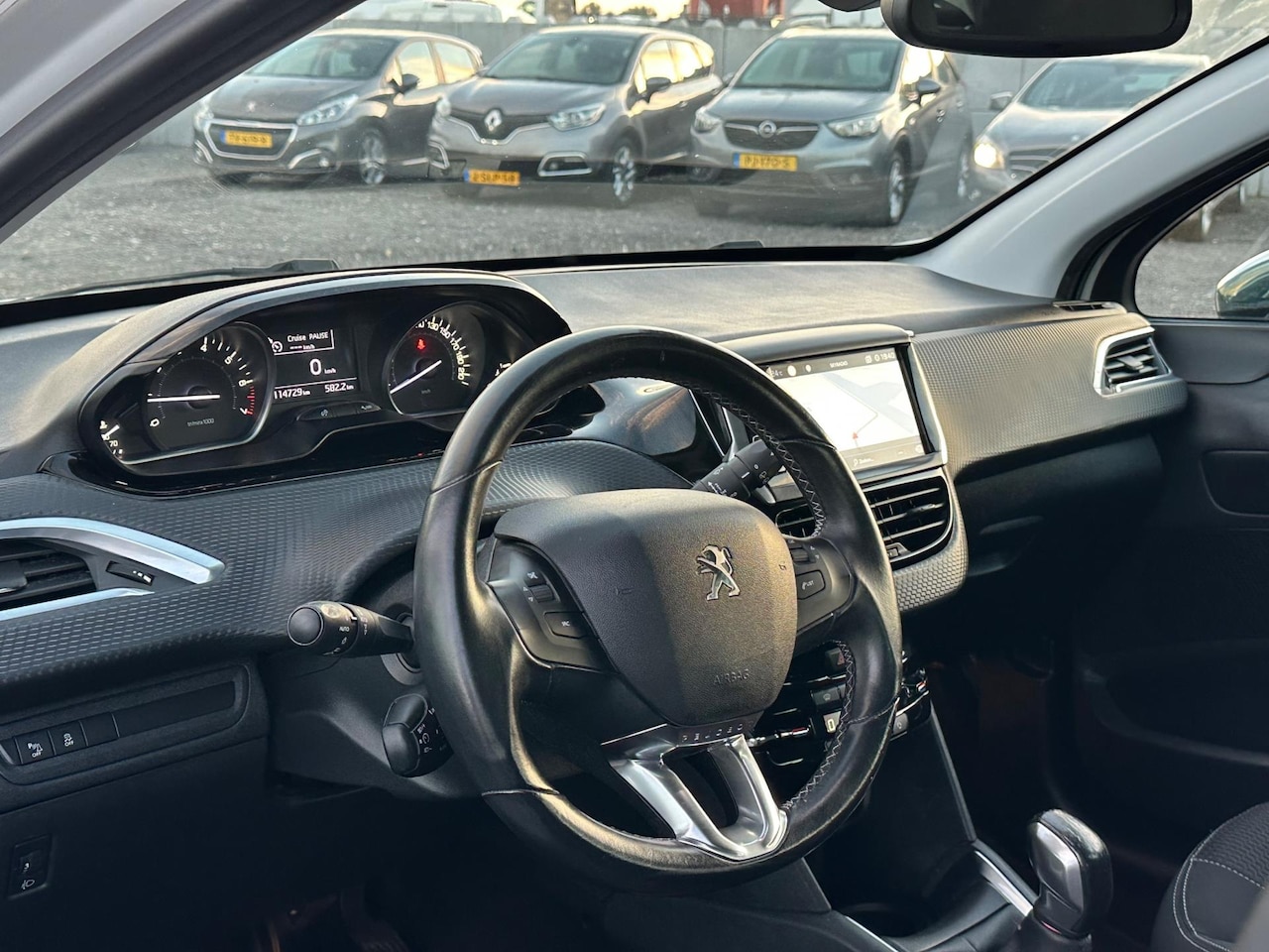 Peugeot 208 - 1.2 PureTech Blue Lease Executive/NAVI/APPLE CARPLAY - AutoWereld.nl