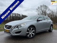 Volvo V60 - 2.4 D6 AWD Plug-In Hybrid Summum Automaat | Schuif-/Kanteldak | Leder | Navi | 17" Velen |