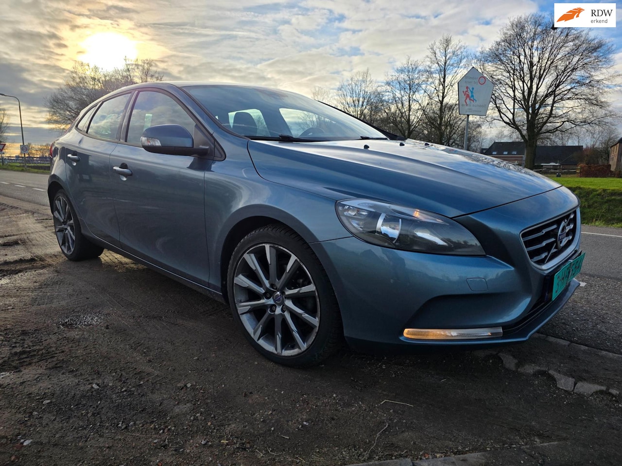 Volvo V40 - 1.6 D2 R-Design AIRCO/cruise/NAVI - AutoWereld.nl