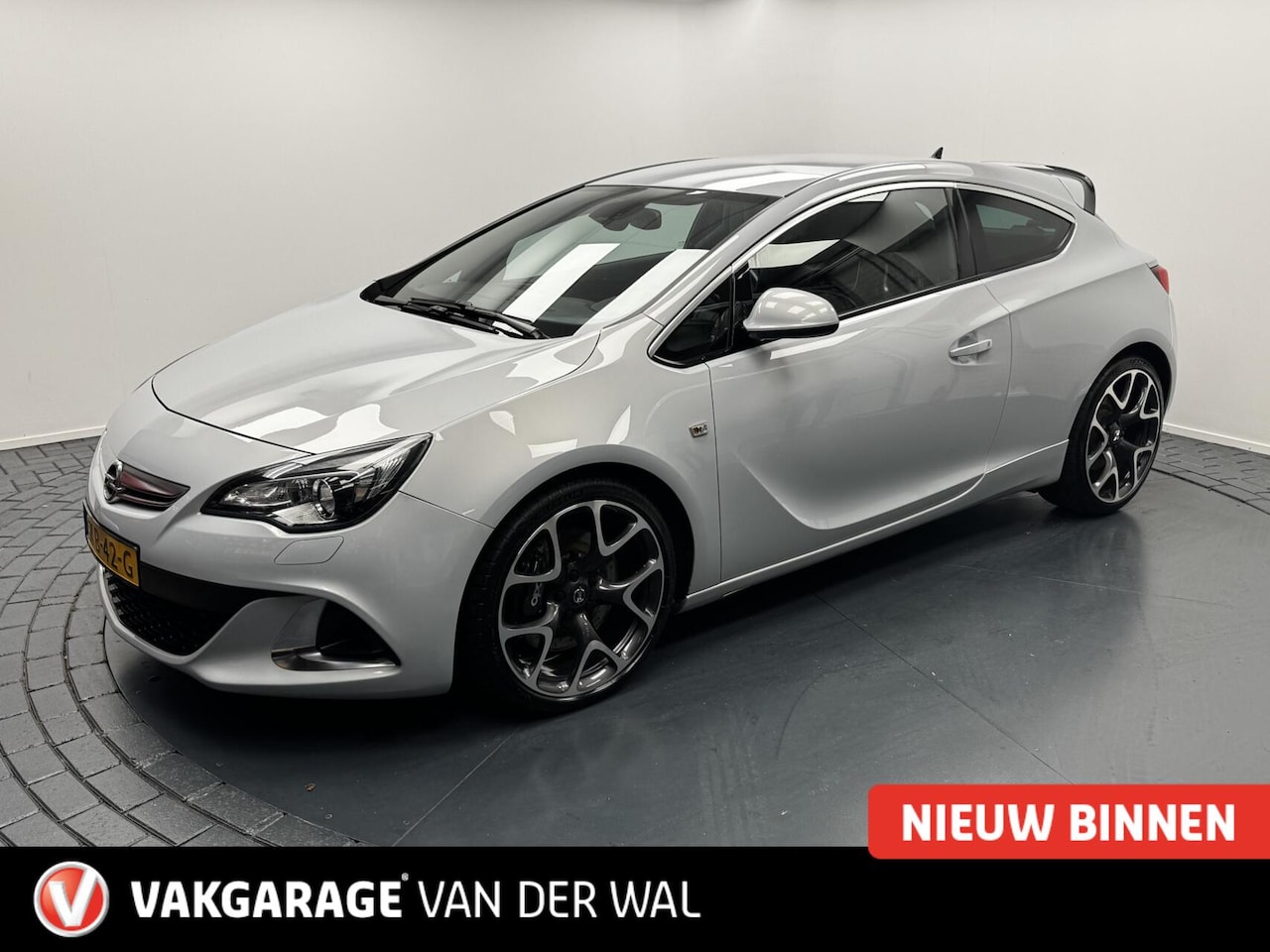 Opel Astra GTC - 2.0 Turbo OPC 280PK Navigatie-Cr.contr-Clima-Leder-Stoelverwarming-Parkeersensoren-Lm19''v - AutoWereld.nl