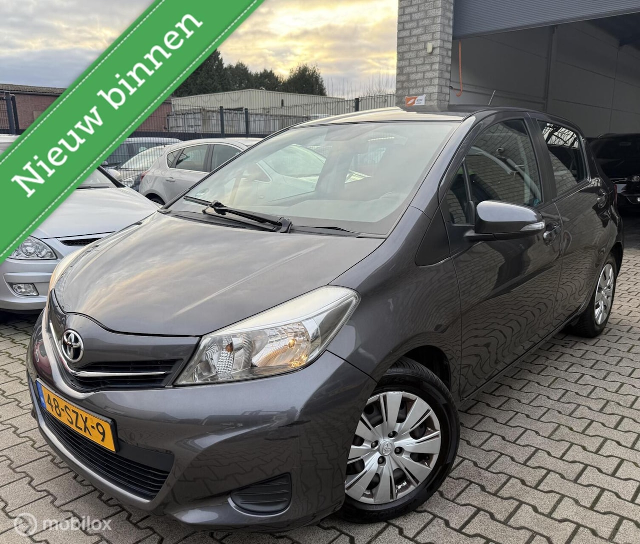 Toyota Yaris - 1.3 VVT-i Aspiration 1.3 VVT-i Aspiration / 5DRS / Airco / Navi - AutoWereld.nl