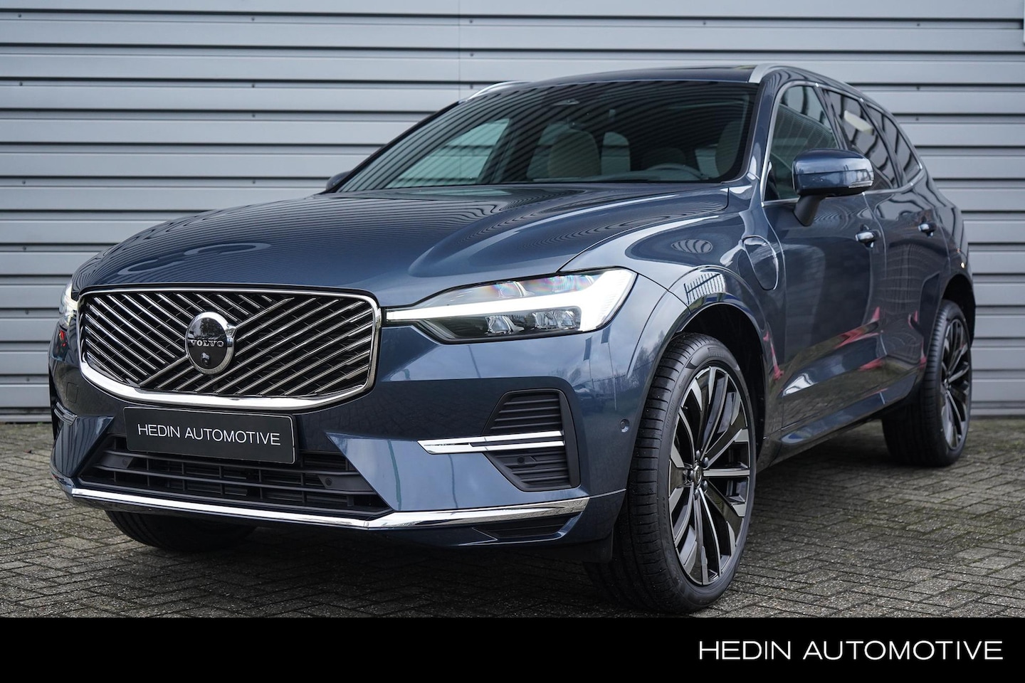 Volvo XC60 - 2.0 T6 Plug-in hybrid AWD Plus Bright | Actieve luchtvering met FOUR-C | Visual Park Assis - AutoWereld.nl