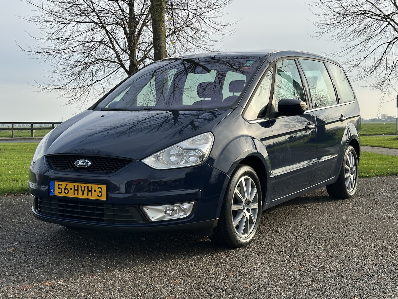 Ford Galaxy - 2.0-16V Ghia KOPPAKKING LEK * 7 pers * NAP - AutoWereld.nl