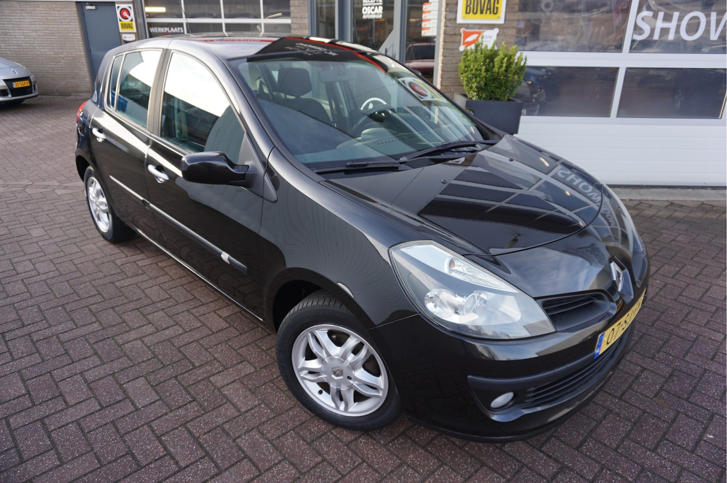 Renault Clio - 1.4I-16V Authentique - AutoWereld.nl