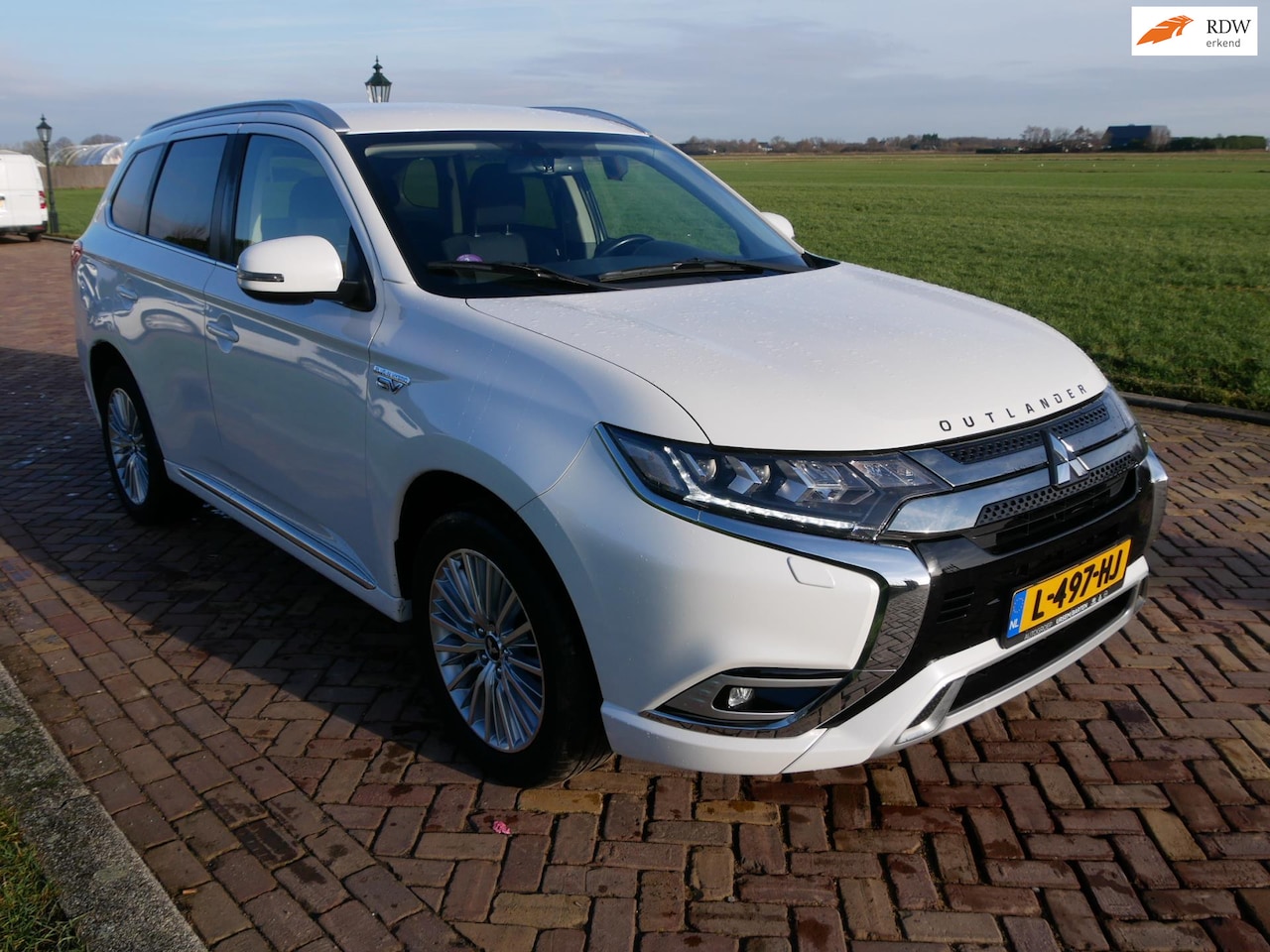 Mitsubishi Outlander - 2.4 PHEV Pure+ AC CAMERA ** 10999 NETTO ** - AutoWereld.nl