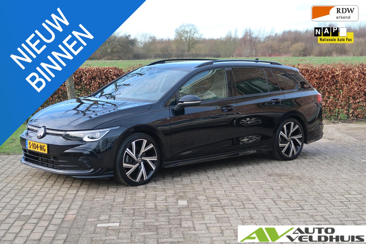 Volkswagen Golf Variant - 1.5 eTSI R-Line Business+ PANO TREKHAAK - AutoWereld.nl