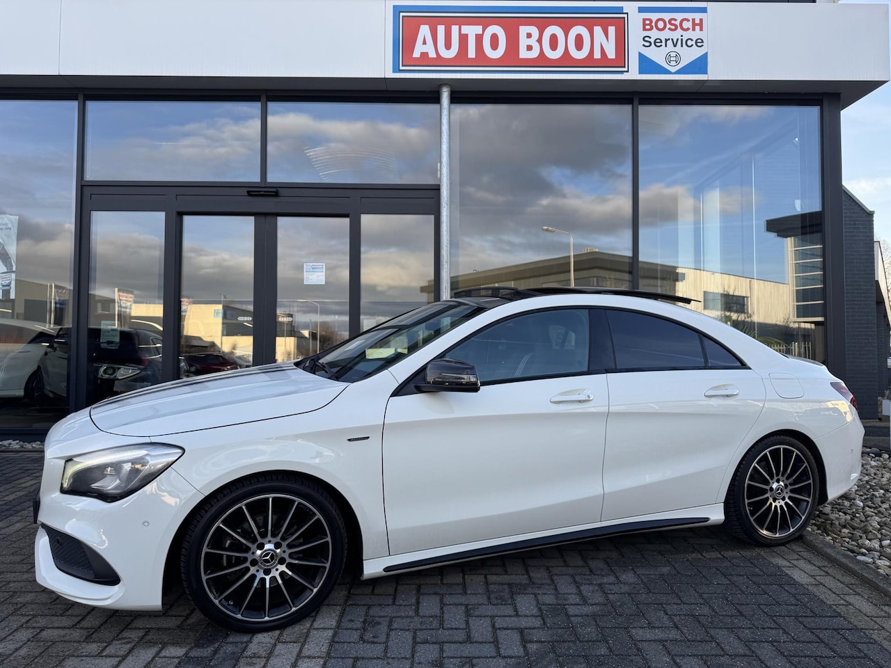 Mercedes-Benz CLA-Klasse - 180 AMG AUTOMAAT NIGHT EDITION 1 PANO/P-CAM/SFEER/ APPLECARPLAY/CLIMA/LED/2XPDC/18''AMG/ME - AutoWereld.nl