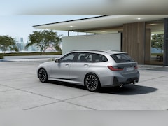 BMW 3-serie Touring - 330e M Sport Automaat / Trekhaak / Sportstoelen / Achteruitrijcamera / Live Cockpit Plus /