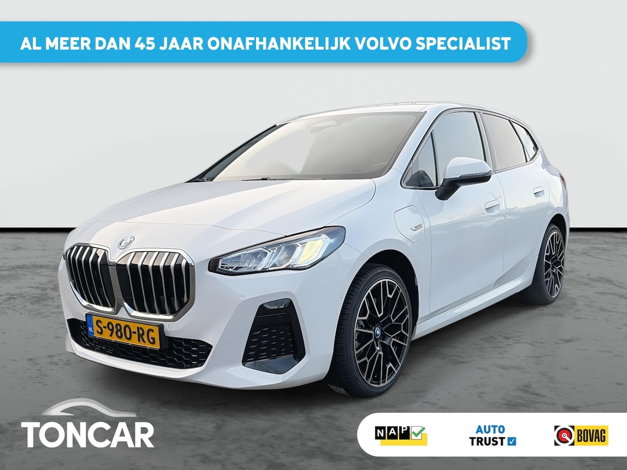 BMW 2-serie Active Tourer - 230e xDrive M-Sport 326pk | 19" lm-velgen | Lage km-stand | Multimedia | Park Assist | A-C - AutoWereld.nl