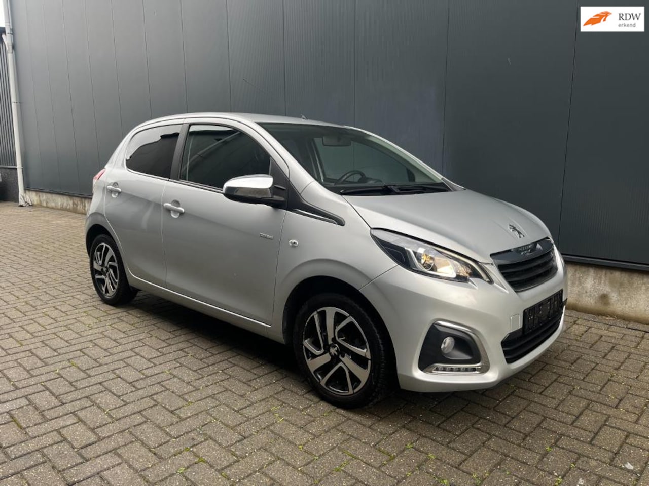 Peugeot 108 - 1.0 e-VTi Blue STYLE Executive - AutoWereld.nl