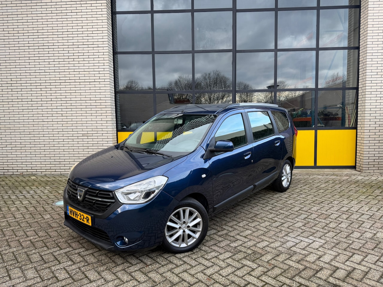 Dacia Lodgy - 125PK Lauréate 7p, navi incl winterbanden - AutoWereld.nl