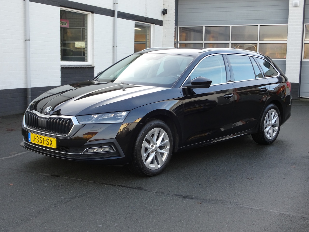 Skoda Octavia Combi - 1.5 TSI First Edition Automatische airco, navigatie, carplay, parkeersensoren, licht metal - AutoWereld.nl