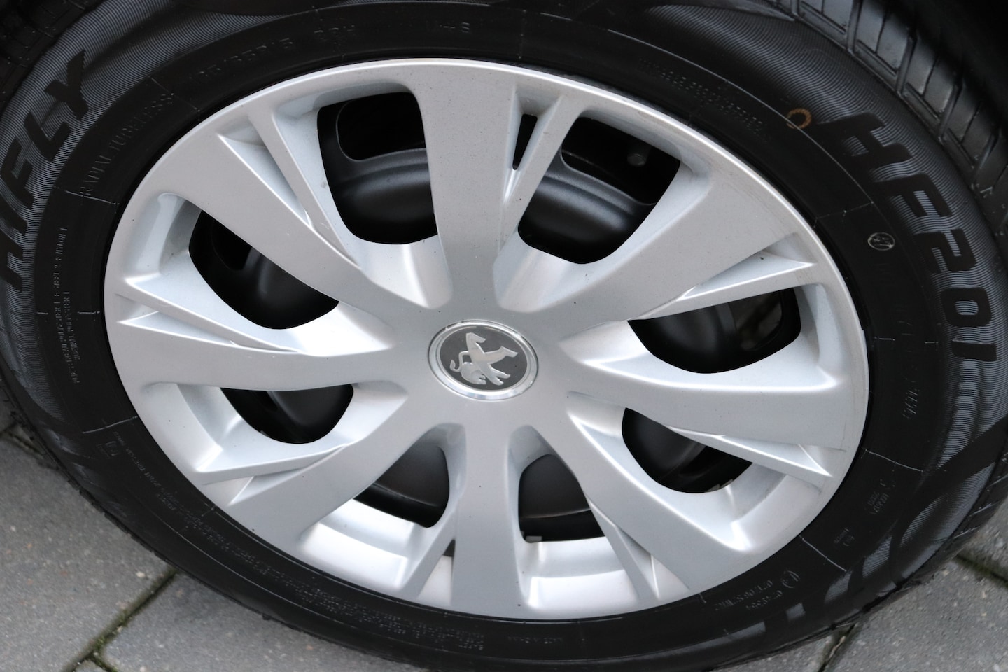 Peugeot 208 - 1.2 PureTech Active Automaat. Trekhaak, lage km stand. - AutoWereld.nl