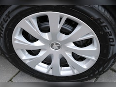 Peugeot 208 - 1.2 PureTech Active Automaat. Trekhaak, lage km stand