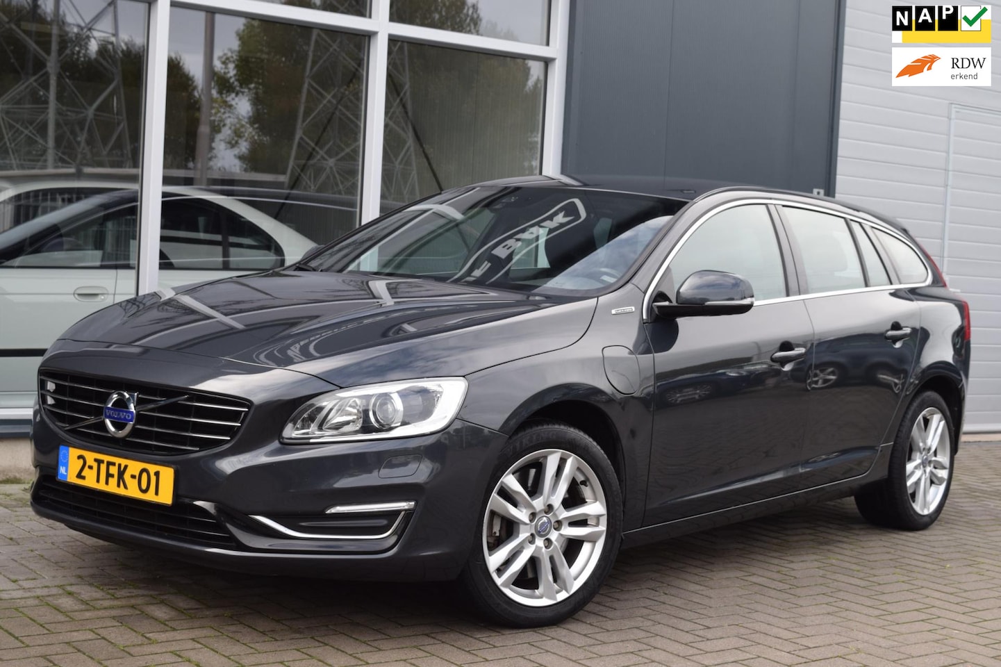 Volvo V60 - 2.4 D6 AWD Plug-In Hybrid Summum | Automaat | Leder | NAP + APK 10-2026 ! - AutoWereld.nl
