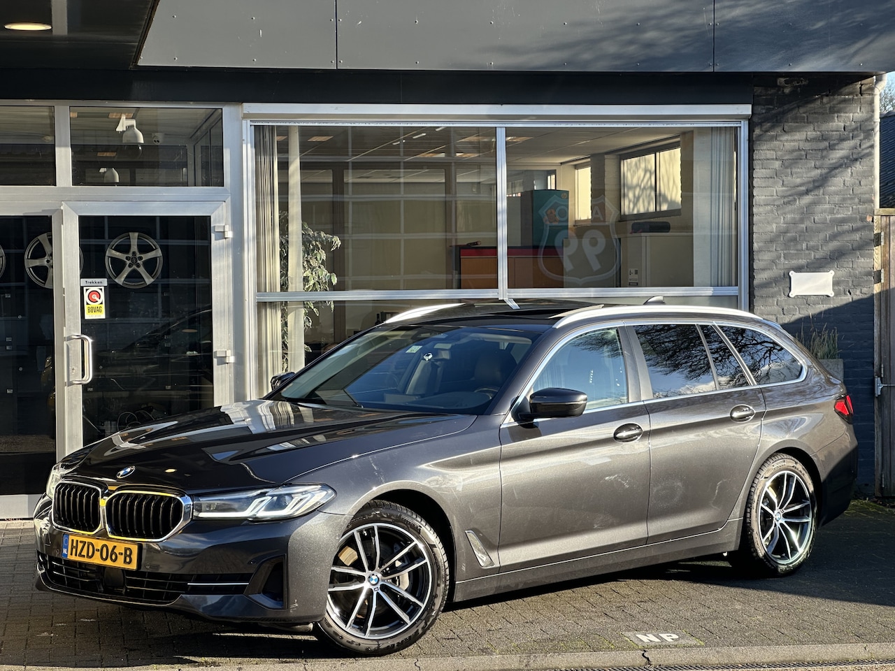 BMW 5-serie Touring - 540d xDrive High Executive M-SPORT / PANO / CLIMA / LEER - AutoWereld.nl