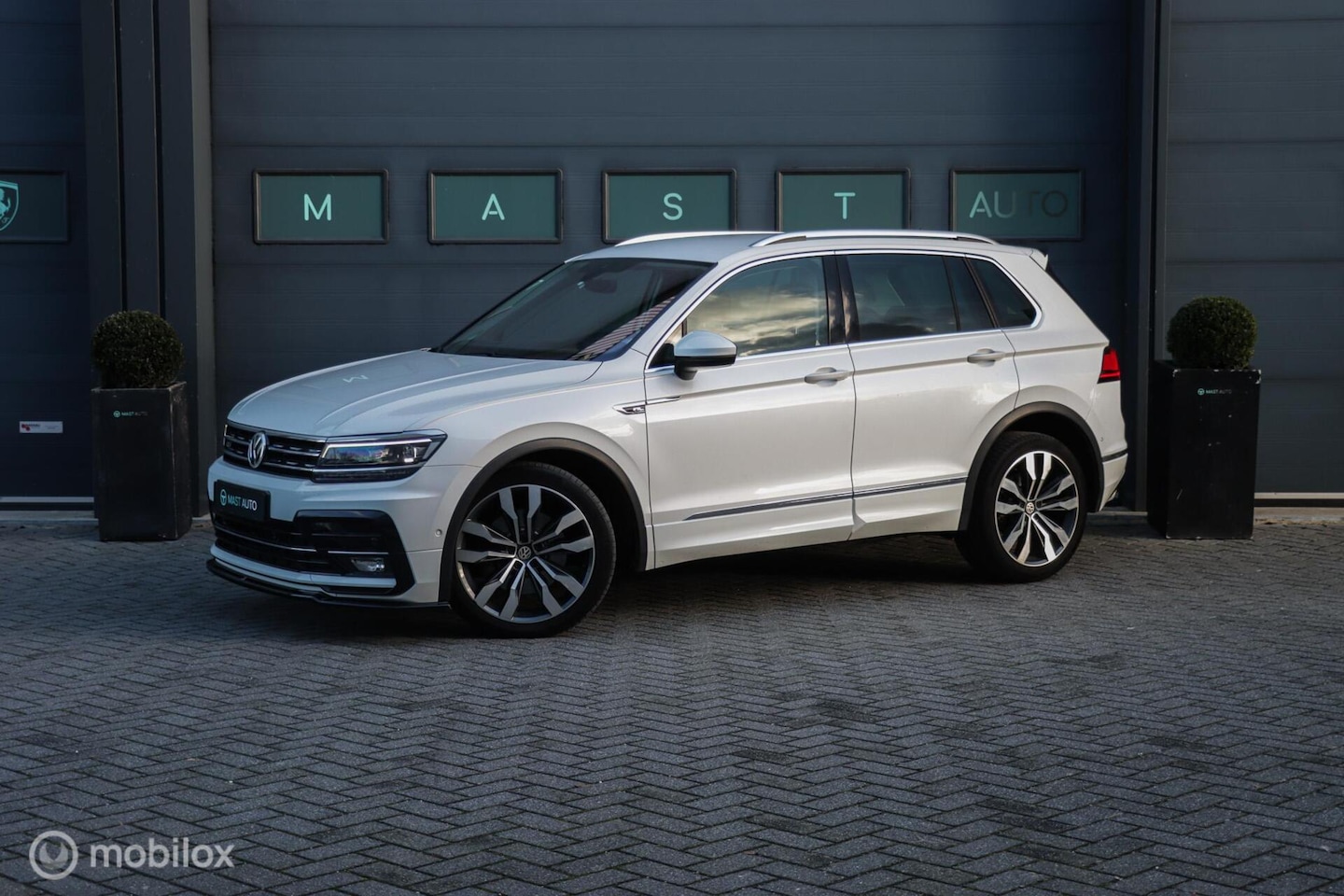 Volkswagen Tiguan - 2.0 TSI 4Motion Highline Business R-line|Leder|Camera|Apple carplay - AutoWereld.nl