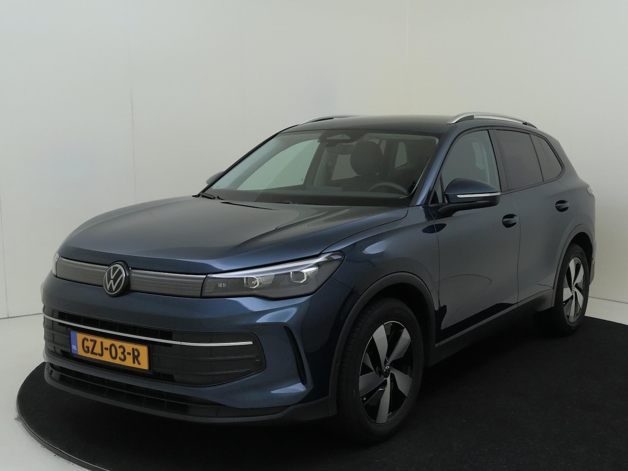 Volkswagen Tiguan - 1.5 eTSI Life Edition | Achteruitrijcamera | 3-zone airco | Dodehoek detectie | Keyless | - AutoWereld.nl