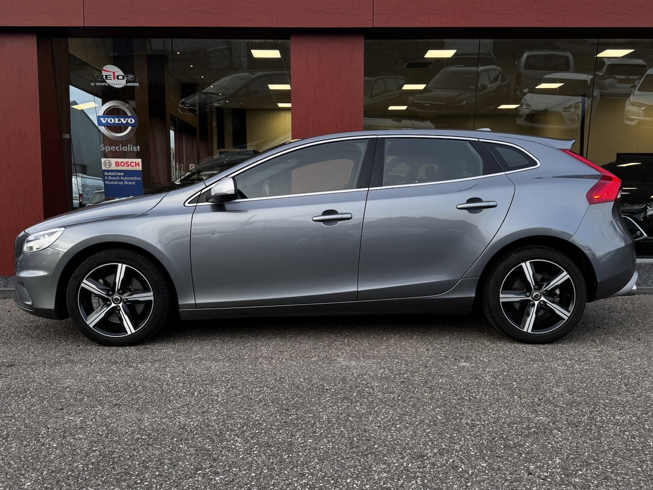 Volvo V40 - 2.0 T4 Business Sport | Automaat | Nav | CarPlay | Trekhaak - AutoWereld.nl