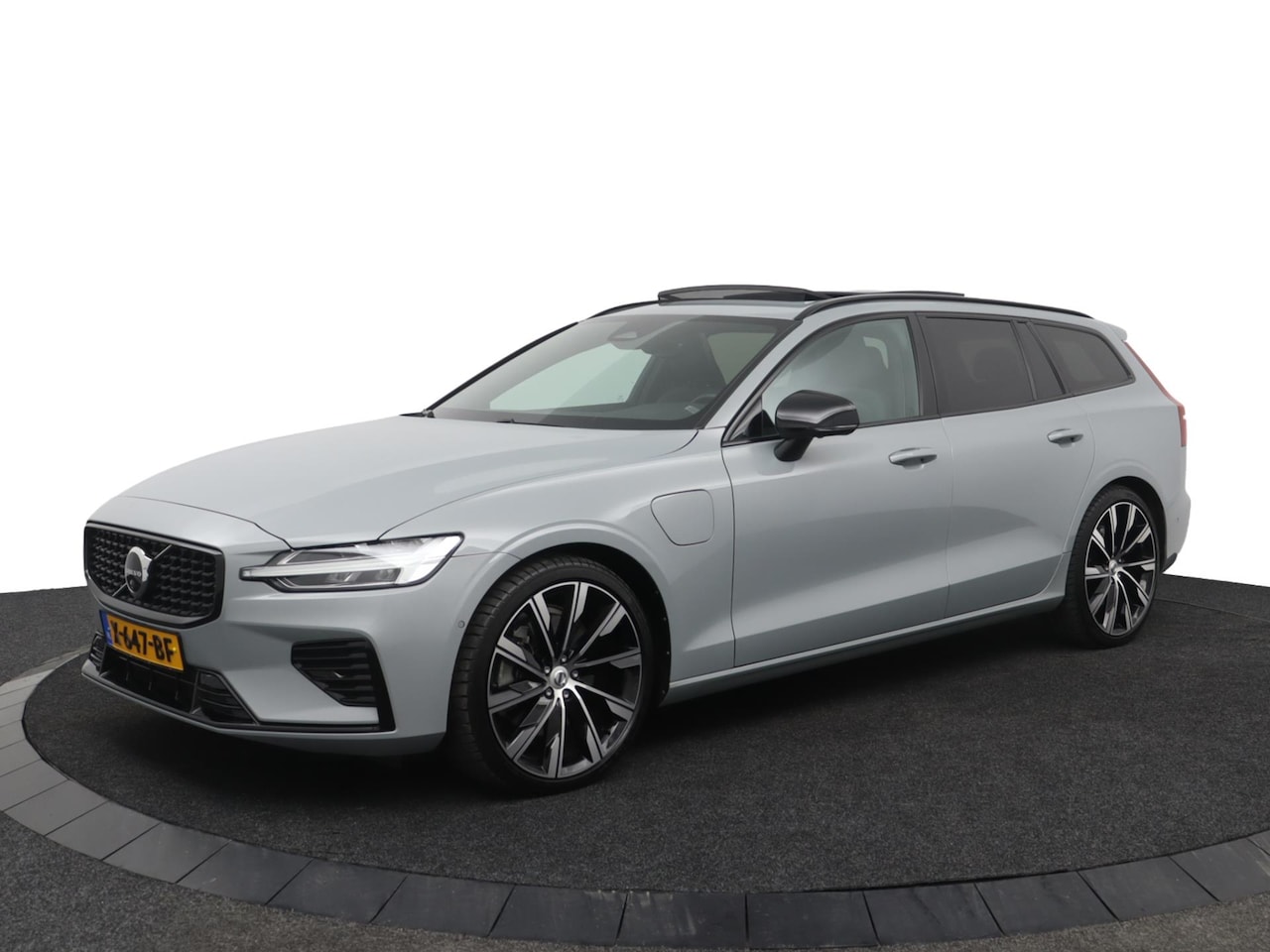 Volvo V60 - 2.0 T6 Plug-in hybrid AWD Plus Dark|PANORAMA|360|H&K| - AutoWereld.nl