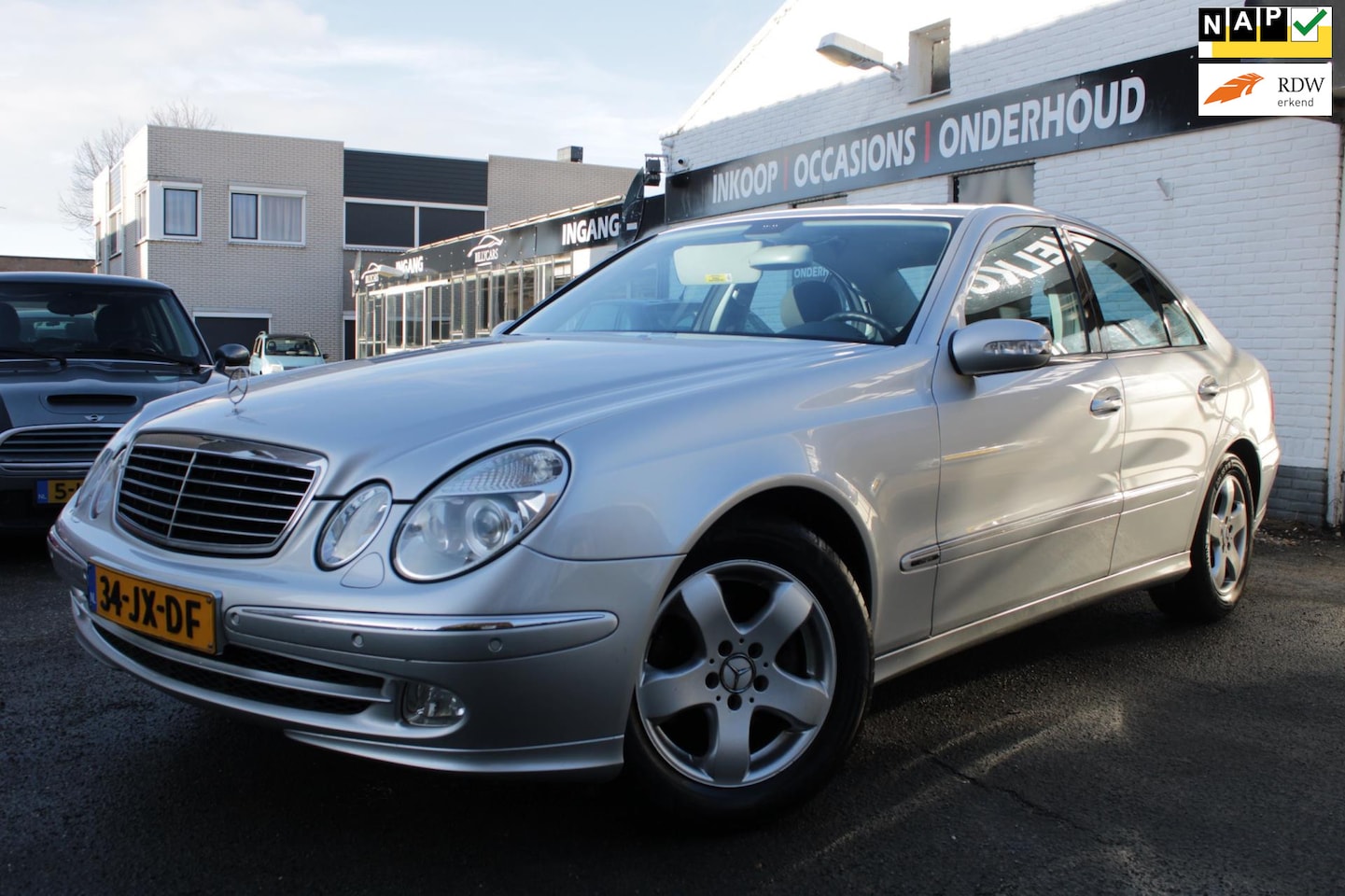 Mercedes-Benz E-klasse - 240 Avantgarde Automaat | Airco | Cruise Control | Elec ramen | Parkeersensoren | Carplay - AutoWereld.nl