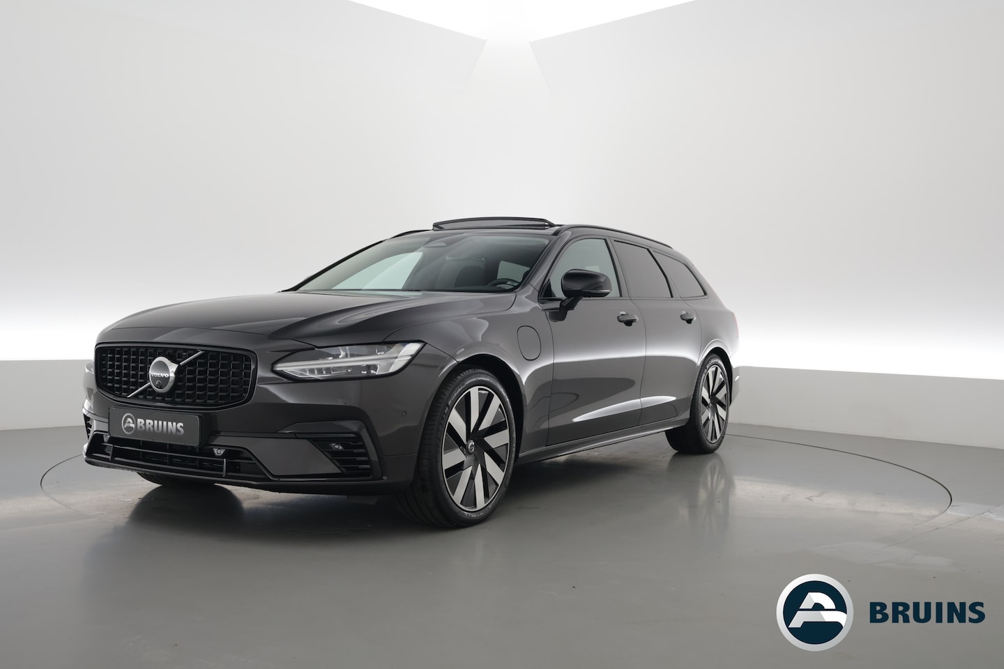 Volvo V90 - 2.0 T6 Plug-in hybrid AWD Ultra Dark | Pano-dak | Head-up | 360 camera | Elek. stoelen | H - AutoWereld.nl