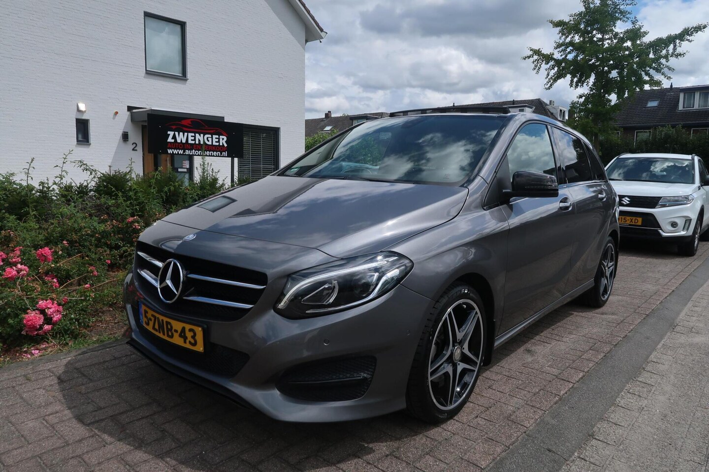 Mercedes-Benz B-klasse - 180 Aut|PANORAMADAK|TREKHAAK|CAMERA|SFEERVERLICHTING|NAVIGATIE|GOED ONDERHOUDEN - AutoWereld.nl