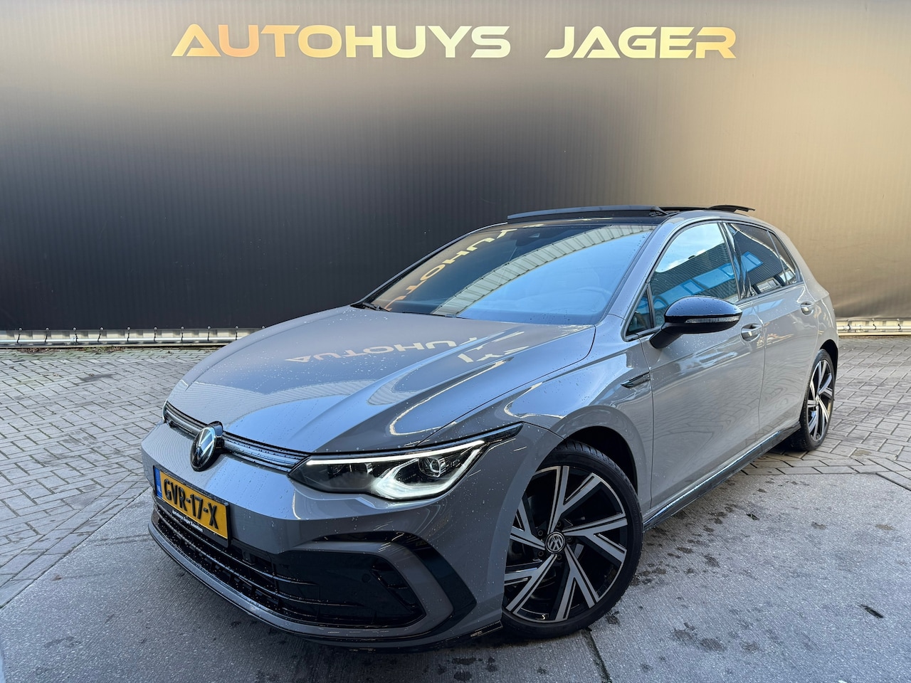 Volkswagen Golf - 1.5 eTSI R-Line Pano IQlights Carplay Sfeer - AutoWereld.nl