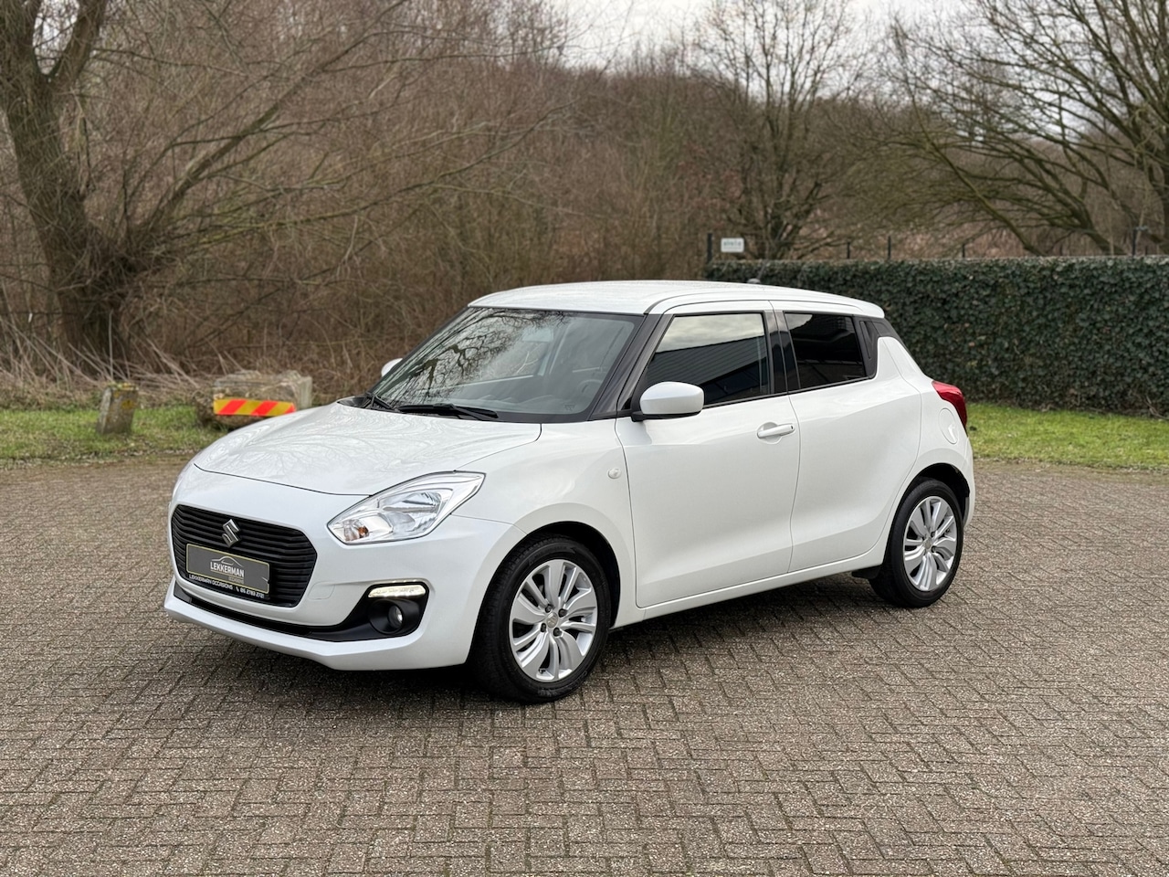 Suzuki Swift - 1.0 Select BLUETOOTH I STOELVERWARMING I LED I NWE APK - AutoWereld.nl