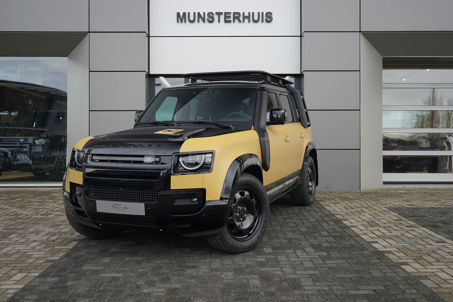 Land Rover Defender 110 - 2.0 P300e 110 Trophy Edition | Koelvak | Voorstoelen verwarmd / gekoeld | Elektrische trek - AutoWereld.nl