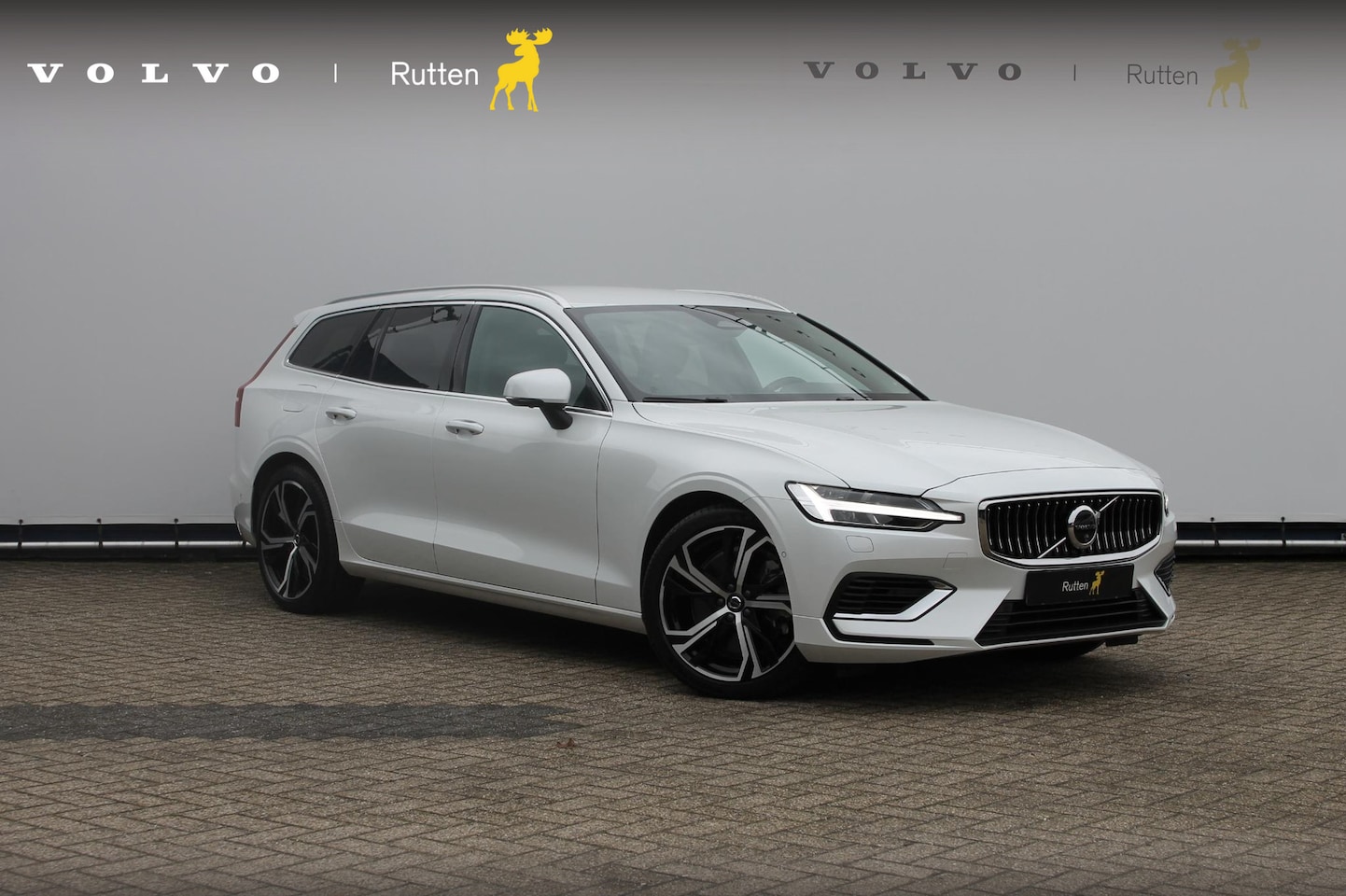 Volvo V60 - T6 350PK Plug-in hybrid AWD Plus Bright Long Range / 19" lichtmetalen velgen / Harman Kard - AutoWereld.nl