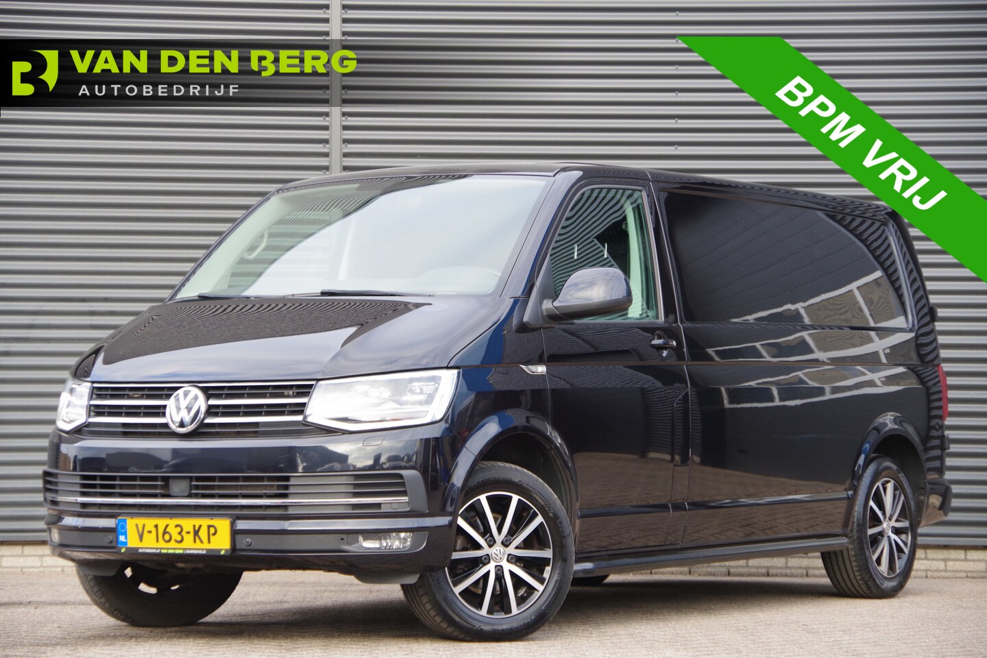 Volkswagen Transporter - 2.0 TDI L2 Highline 150PK AUT. LED, ADAPT. CRUISE, TREKHAAK, NAVI, AIRCO, VOORRUIT VERWARM - AutoWereld.nl
