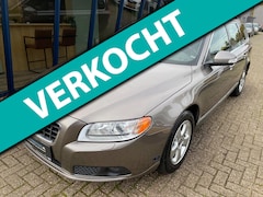 Volvo V70 - 2.5FT Momentum Automaat 230PK H.LEER / XENON / TREKHAAK