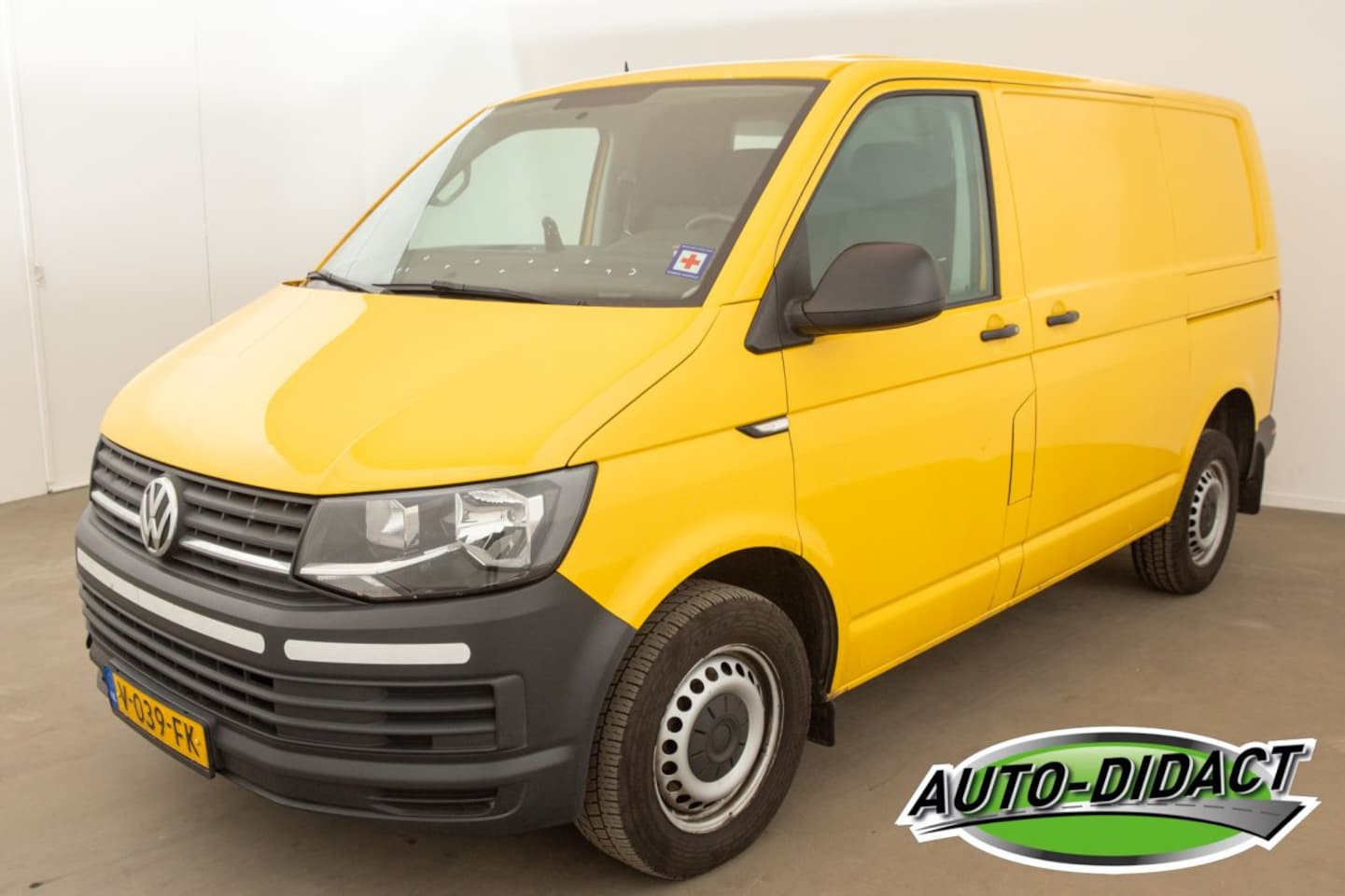 Volkswagen Transporter - 2.0 TDI L1H2 Highline Airco - AutoWereld.nl