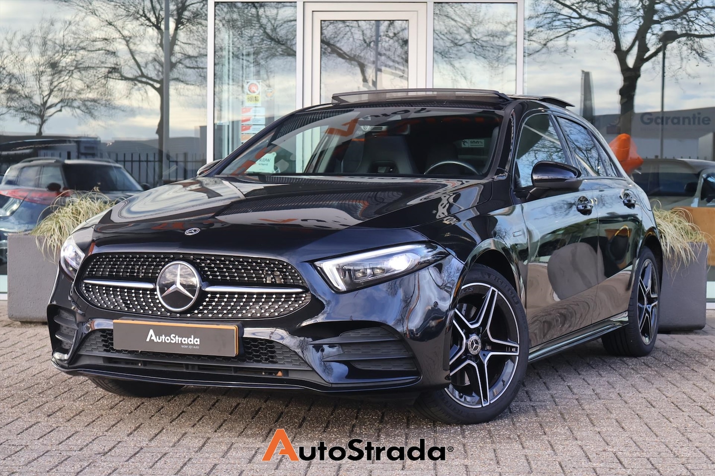 Mercedes-Benz A-klasse - A 250e AMG-Line 218pk | Pano | Memory | Sfeer | Navi | Camera | Cruise | Climate | Trekhaa - AutoWereld.nl