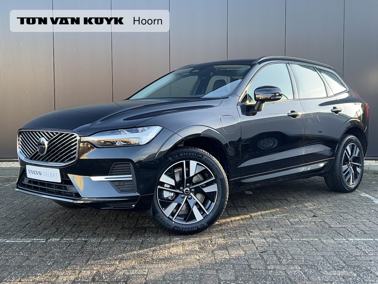 Volvo XC60 - 2.0 T6 Plug-in hybrid AWD Essential / Driver assist / 19 inch / Stoelverwarming / Stuurver - AutoWereld.nl