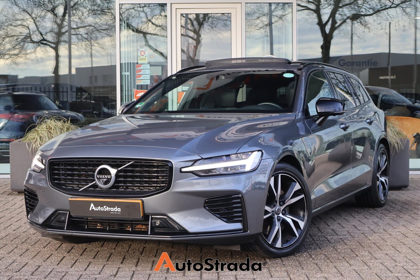 Volvo V60 - T6 R-Design Twin Engine 340pk AWD | Pano | Bowers&Wilkins | 360 Camera | Climate | Navi - AutoWereld.nl