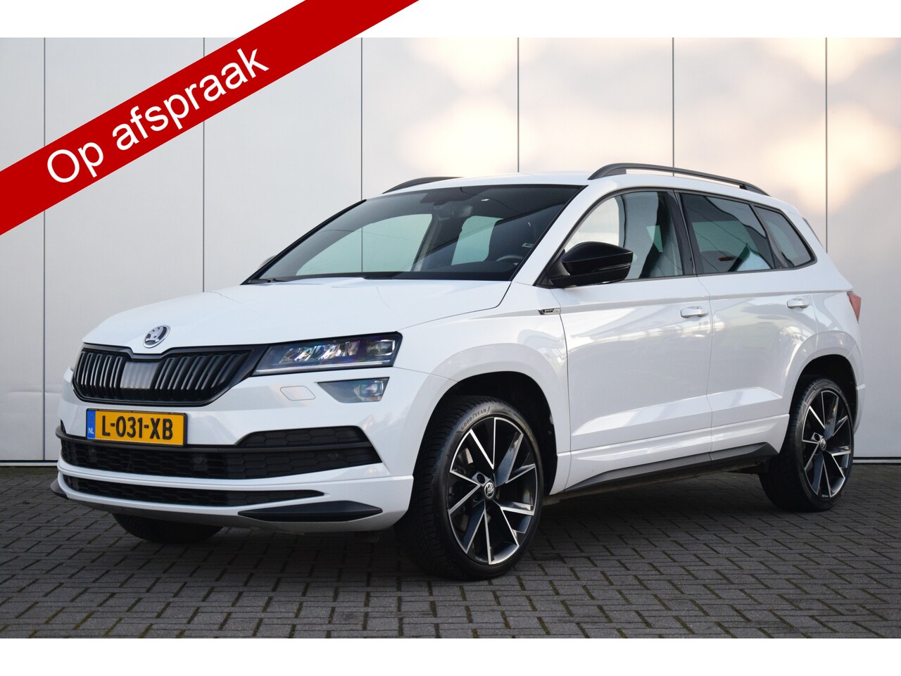 Skoda Karoq - 1.5 TSI ACT Sportline Business Led Stoel/Stuurverwarming Priv/Glass Trekhaak - AutoWereld.nl