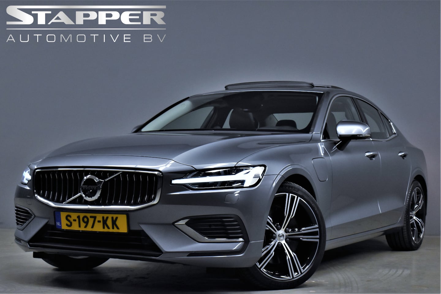 Volvo S60 - 2.0 RechargeT8 AWD 390pk Inscription Pano/B&W/Trekhaak/Head-Up/360Cameras/Keyless/Carplay/ - AutoWereld.nl
