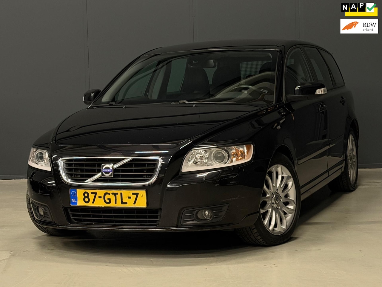 Volvo V50 - 2.4i Momentum 170 PK AUTOMAAT LEDER/STOELVERW/CRUISE - AutoWereld.nl