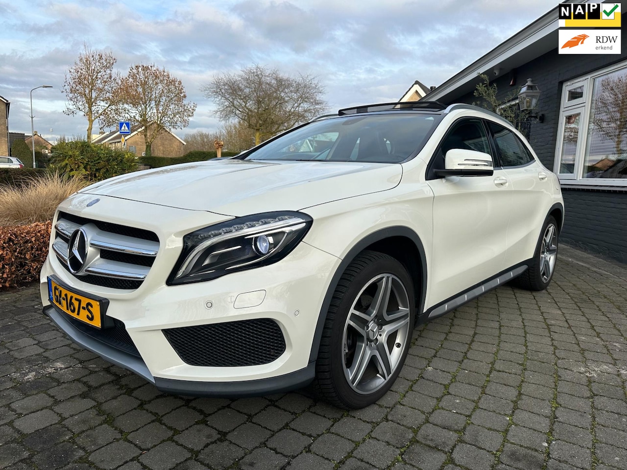 Mercedes-Benz GLA-Klasse - 200 Ambition 200 Ambition, AMG, Pano, Trekhaak - AutoWereld.nl