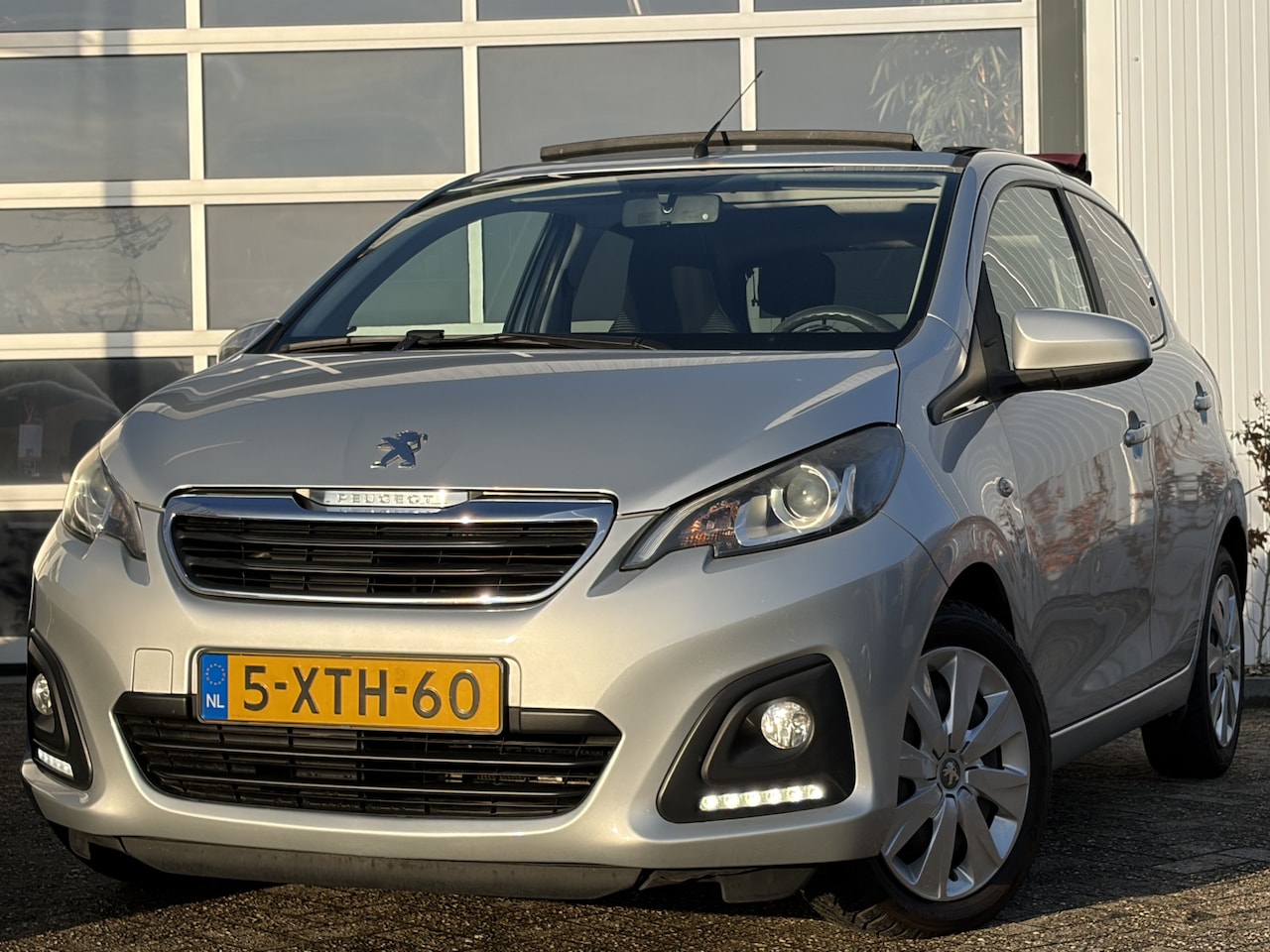 Peugeot 108 - 1.0 VTi Active Top 70pk | Airco | Bluetooth | Elektrisch vouwdak | LED dagrijverlichting | - AutoWereld.nl