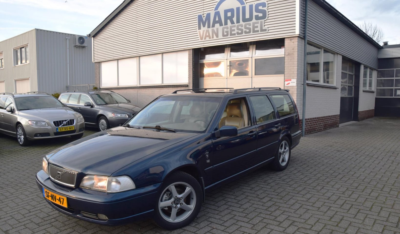 Volvo V70 - 2.5 T Exclusive met leer & 3e bankje 193 pk - AutoWereld.nl