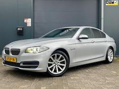 BMW 5-serie - 520i Luxury Edition NAP DIGITAAL COCKPIT MEMORYSEAT LEER DAKJE TREKHAAK PREMIUM AUDIO CRUI