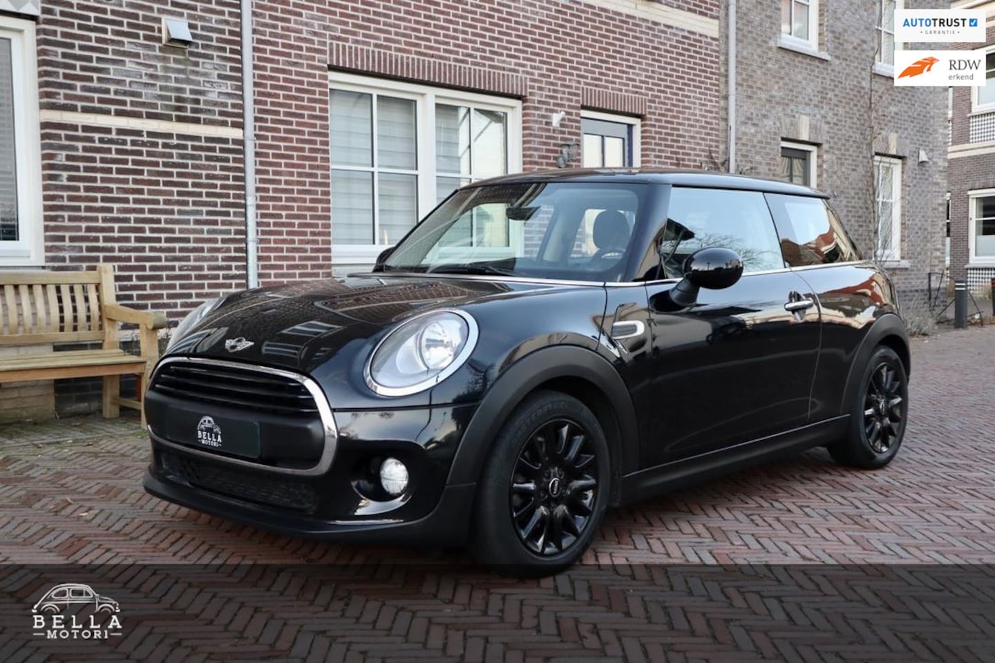 MINI Cooper - One | 1.2 Midnight Black Metallic | Cruise control | Stoelverwarming | Lichtmetalen velgen - AutoWereld.nl