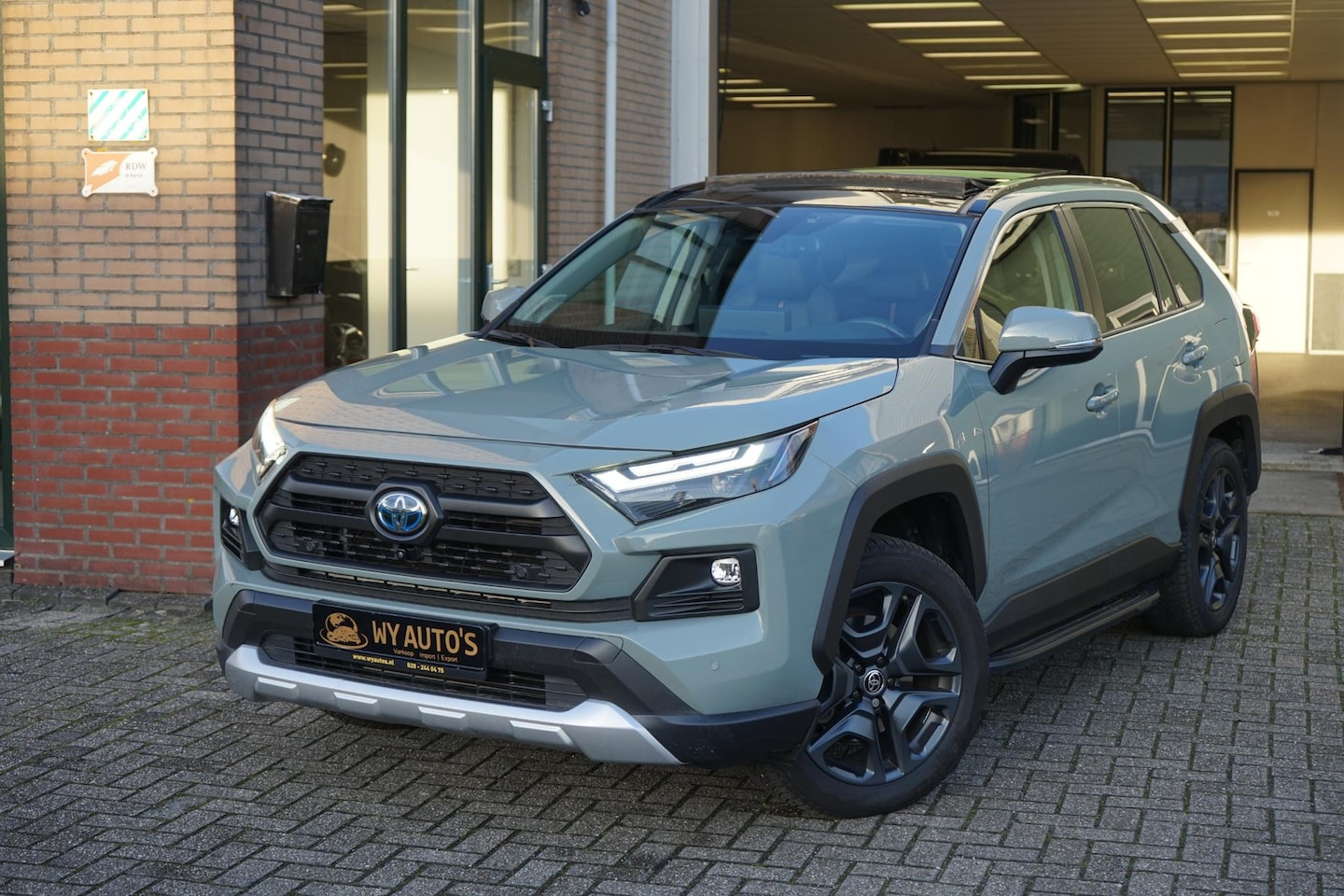 Toyota RAV4 - 2.5 Hybrid AWD ADVENTURE UrbanKhaki|Pano|JBL|Trekhaak - AutoWereld.nl
